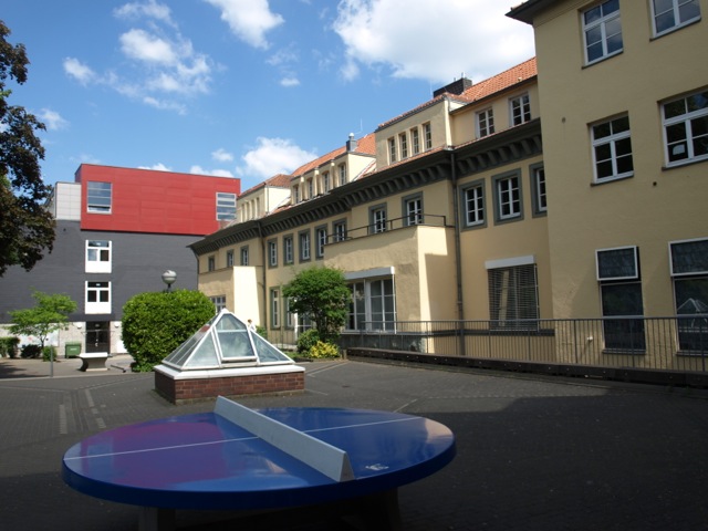 Schulhof 2