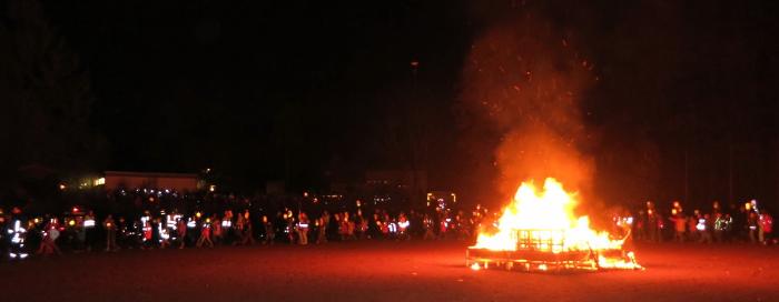Martinsfeuer auf dem Sportplatz (2015) Martinsfeuer auf dem Sportplatz (2015)
