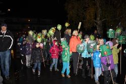 Schüler mit selbstgebastelten Laternen (2012) Schüler mit selbstgebastelten Laternen (2012)