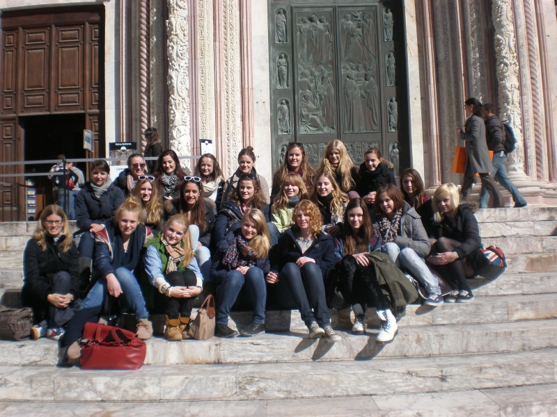 Schülerinnen vor dem Dom in Empoli